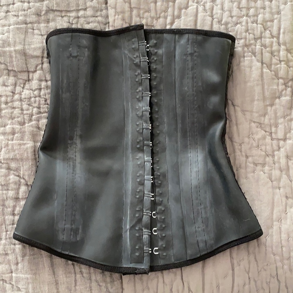 Waist cincher, waist trainer.